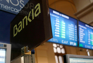 Bankia plantea despedir a 5 mil empleados y bajar sueldos al 40%
