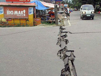 Sismo de magnitud 7.9 al este de Filipinas causa alerta de tsunami 