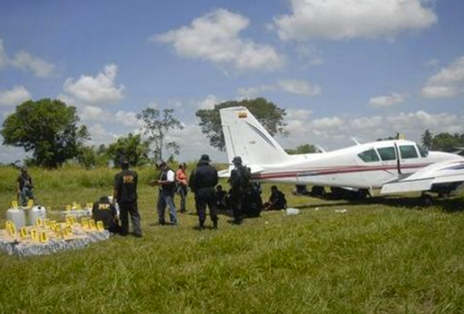 Decomisan rancho con avionetas, armas y droga del cártel de Sinaloa Decomisan rancho con avionetas, armas y droga del cártel de Sinaloa